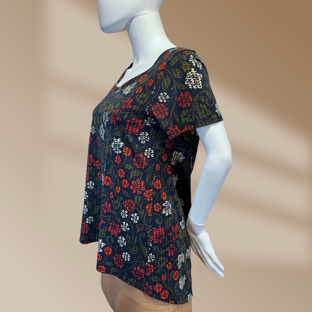 LuLaRoe Women's Navy & Red Floral Hi Low Round Hem Top Size Medium - Picture 2 of 3